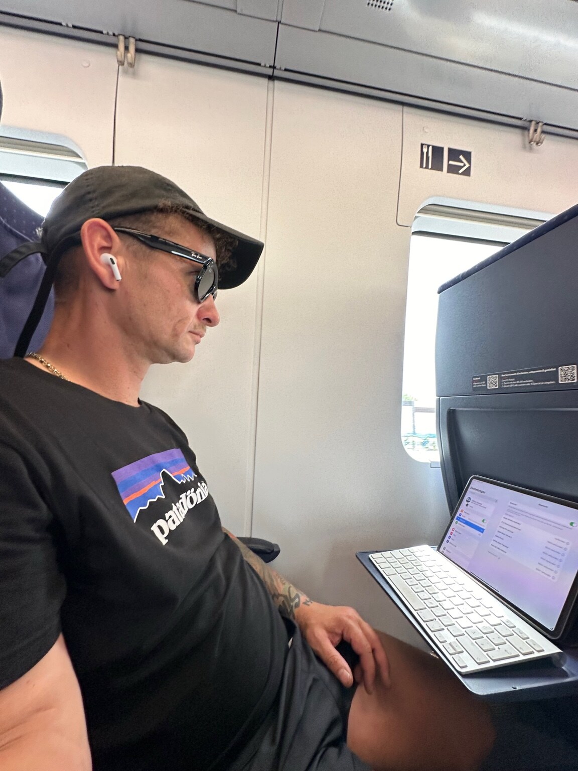 Denny Hausner arbeitet unterwegs im Zug