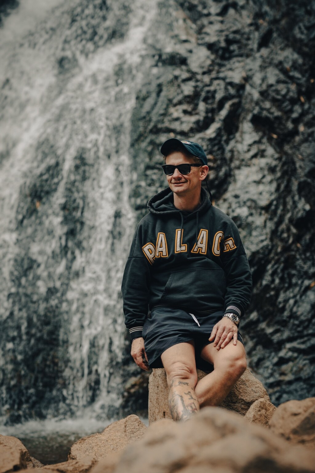 Denny Hausner unterwegs an einem Wasserfall