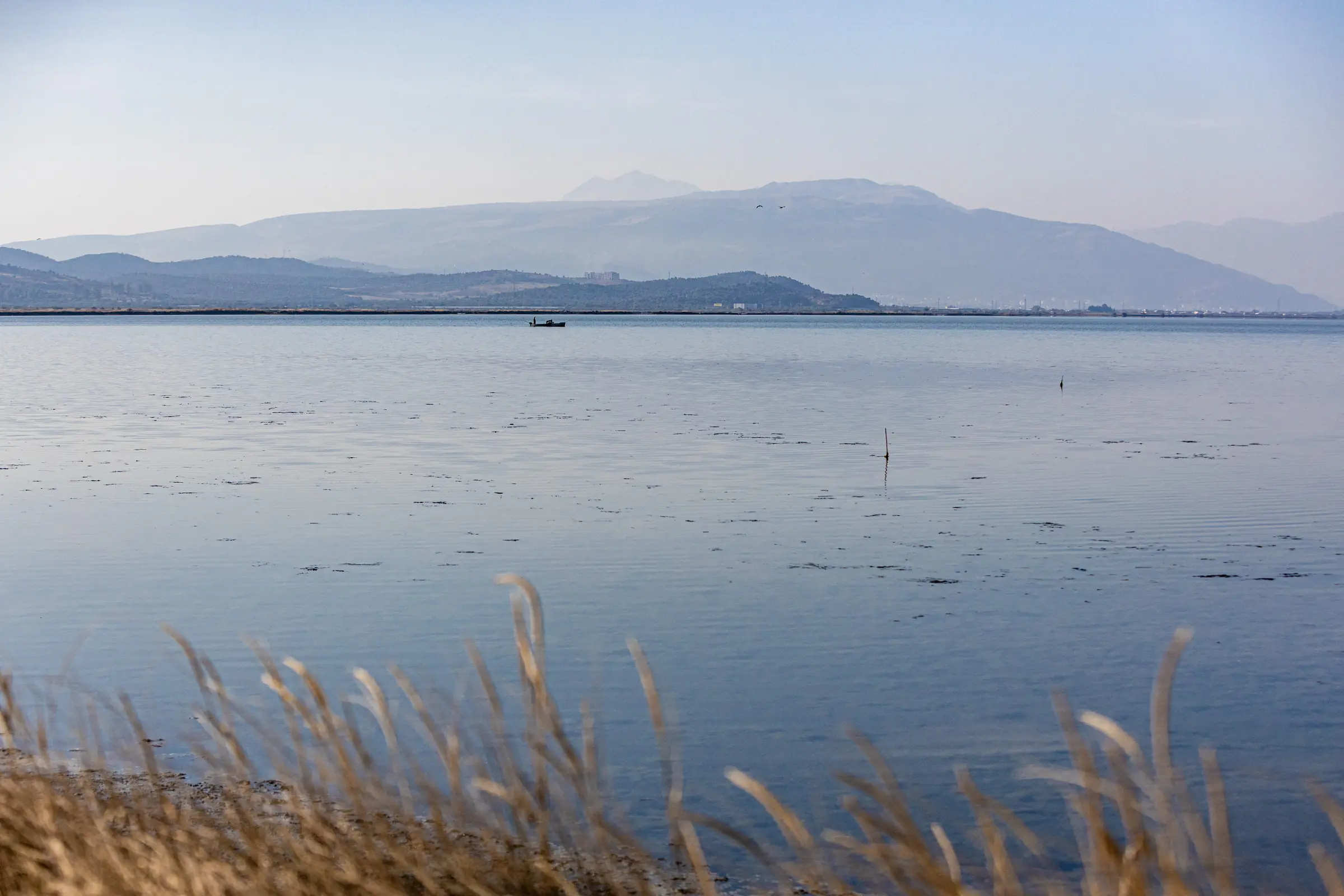 Die offene Narta-Lagune vor einer gestaffelten Berglandschaft